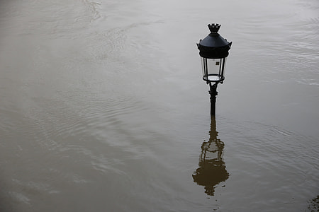 lamp post on body of water thumbnail