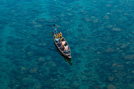 photo of boat on body of water thumbnail