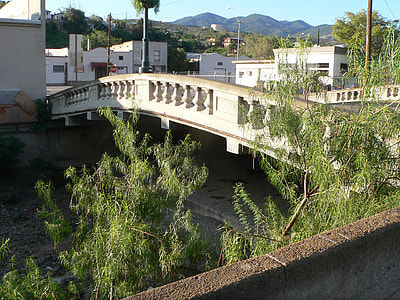 Luten arch spanning the Bloody Tanks Wash in Miami, Arizona thumbnail
