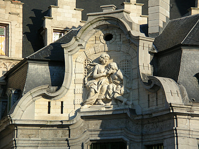 Sculpture on the Mammelokker building in Ghent, Belgium thumbnail