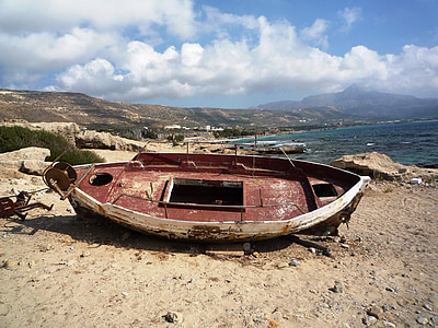 shipwreck on seashore thumbnail
