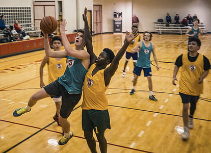 men playing basketball thumbnail