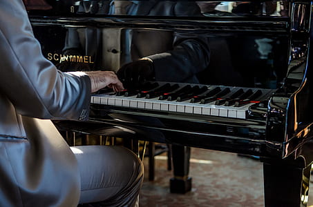 black Schinmmel piano thumbnail
