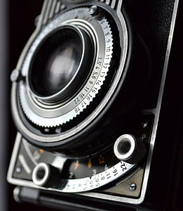 focus photo of black point-and-shoot camera thumbnail