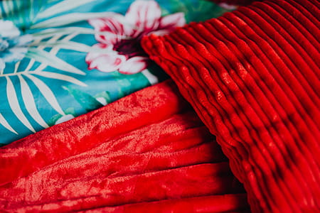 Details of romantic red bedding thumbnail