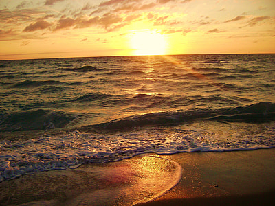 Sun rising over the Atlantic Ocean in Hollywood, Florida thumbnail