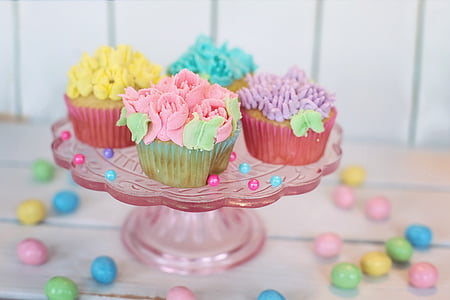 shallow focus photography of cupcakes thumbnail