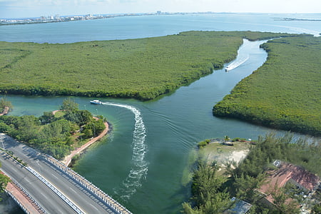 aerial photography of body of water thumbnail