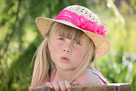 shallow focus photography of girl thumbnail