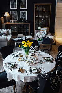 Table decorations with golden motifs thumbnail
