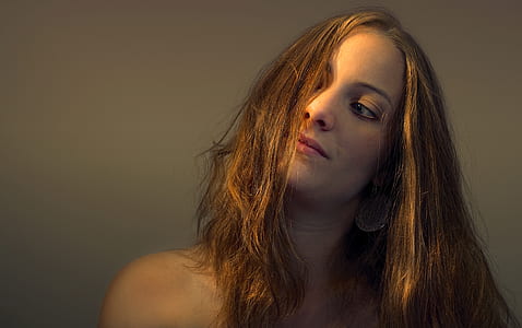 shallow focus photo of woman thumbnail
