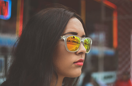 woman wearing sunglasses thumbnail