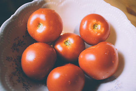 Ripe washed tomatoes thumbnail
