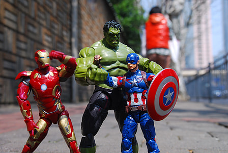 Marvel Hulk, Captain America and Iron Man figurines thumbnail