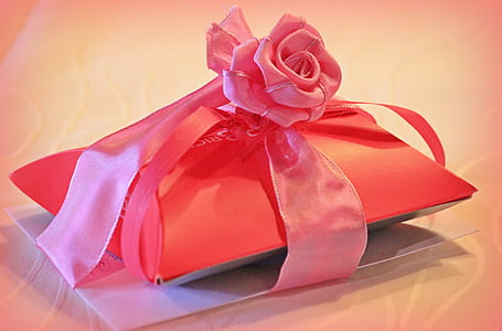 red gift box thumbnail