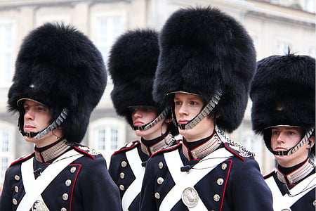 group of soldiers during daytime thumbnail