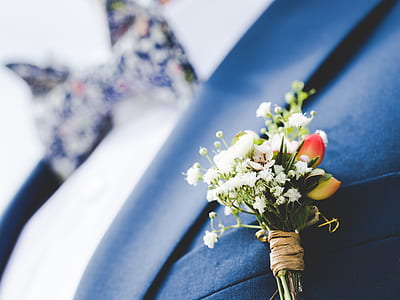white petaled flower bouquet thumbnail