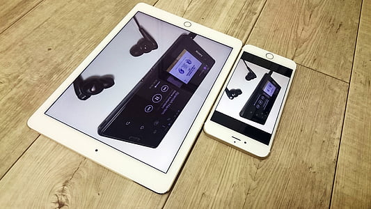 silver iPad showing earbuds thumbnail