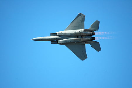 focus photo fighter jet in mid-air thumbnail