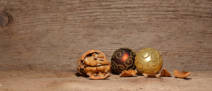 red and yellow baubles thumbnail