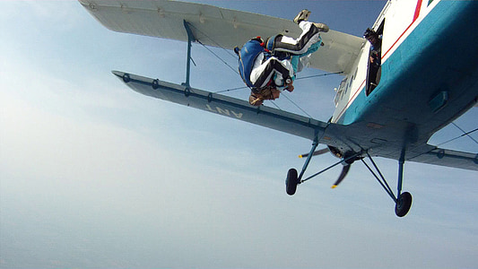 person performing sky diving thumbnail