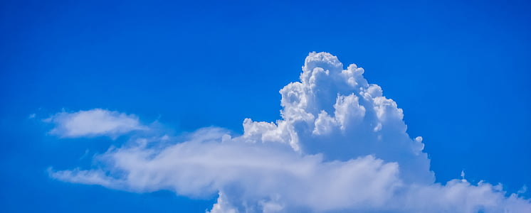white cumulus clouds under blue sky at daytime thumbnail