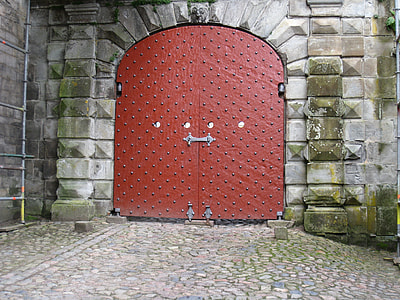 closed metal gate thumbnail