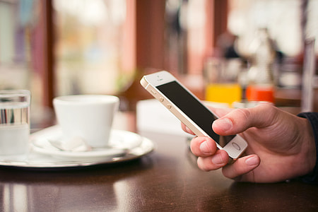 Reading News on iPhone 5S GOLD thumbnail