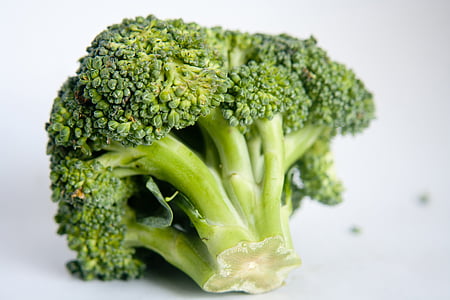 close-up photography of brocolli thumbnail