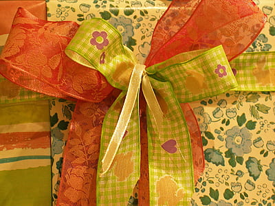 red and green bow ties thumbnail