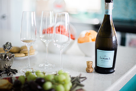 Glasses and sparkling wine/champagne thumbnail