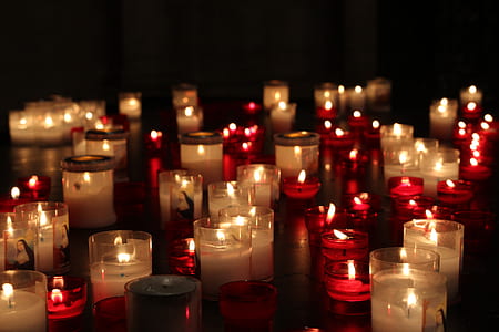 lighted beige and red candle lot thumbnail