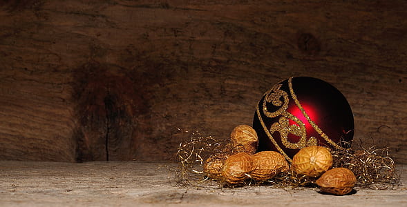 red and gold bauble thumbnail