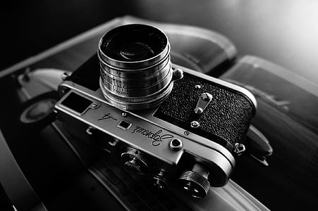 grayscale photograph of digital camera thumbnail
