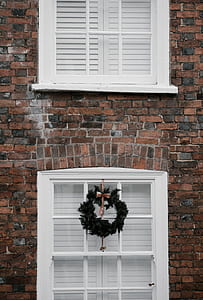 clear glass-panel window with green wreath thumbnail