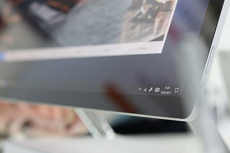 silver flat screen monitor displaying menu bar thumbnail