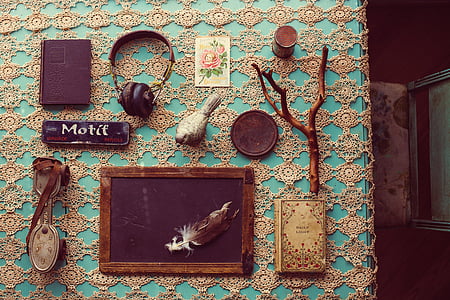 brown photo frame beside headphone thumbnail