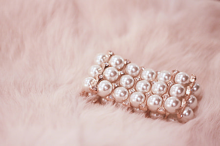 white pearl bracelet thumbnail
