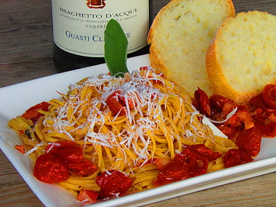 spaghetti and toasted breads thumbnail