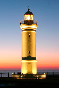 person showing white lighthouse thumbnail