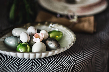 Round dinner table decorated with easter motifs thumbnail