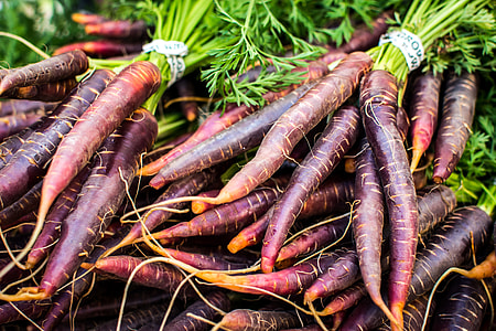 Red carrots at farmers market thumbnail