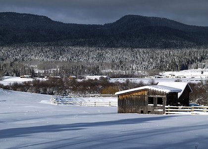 Snowy winter landscape with houses in British Columbia, Canada thumbnail