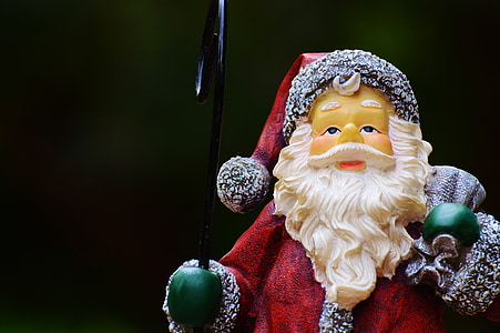 Santa Claus figurine selective focus photography thumbnail