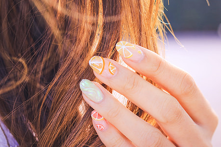 woman finger with orange diy nail arts thumbnail