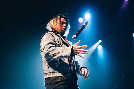 man throwing microphone thumbnail