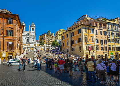 crowded plaza thumbnail
