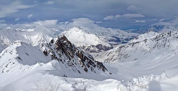 Mt. Everest during daytime thumbnail