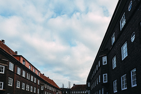 Sky between the houses thumbnail