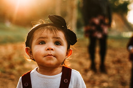 girl look up under sunset thumbnail